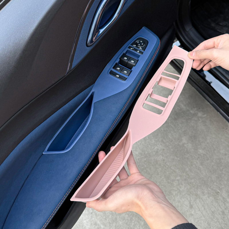 Silikonski set za unutrašnjost automobila: zaštita naslona za ruke na vratima, jastučić za otvor vrata, naljepnica za panel podizanja stakla i jastučić za pretinac za pohranu (Model 314141, Kod 56486)