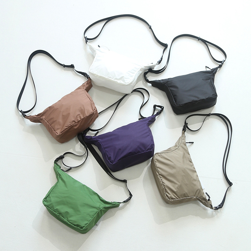Muška crossbody torba od najlona; otporna na habanje; uzorak: slovo; podstava: poliester