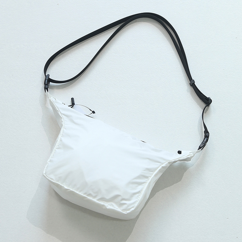 Muška crossbody torba od najlona; otporna na habanje; uzorak: slovo; podstava: poliester