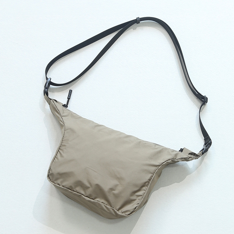 Muška crossbody torba od najlona; otporna na habanje; uzorak: slovo; podstava: poliester