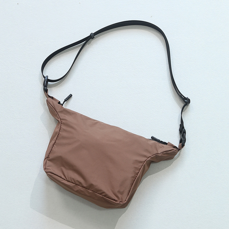 Muška crossbody torba od najlona; otporna na habanje; uzorak: slovo; podstava: poliester