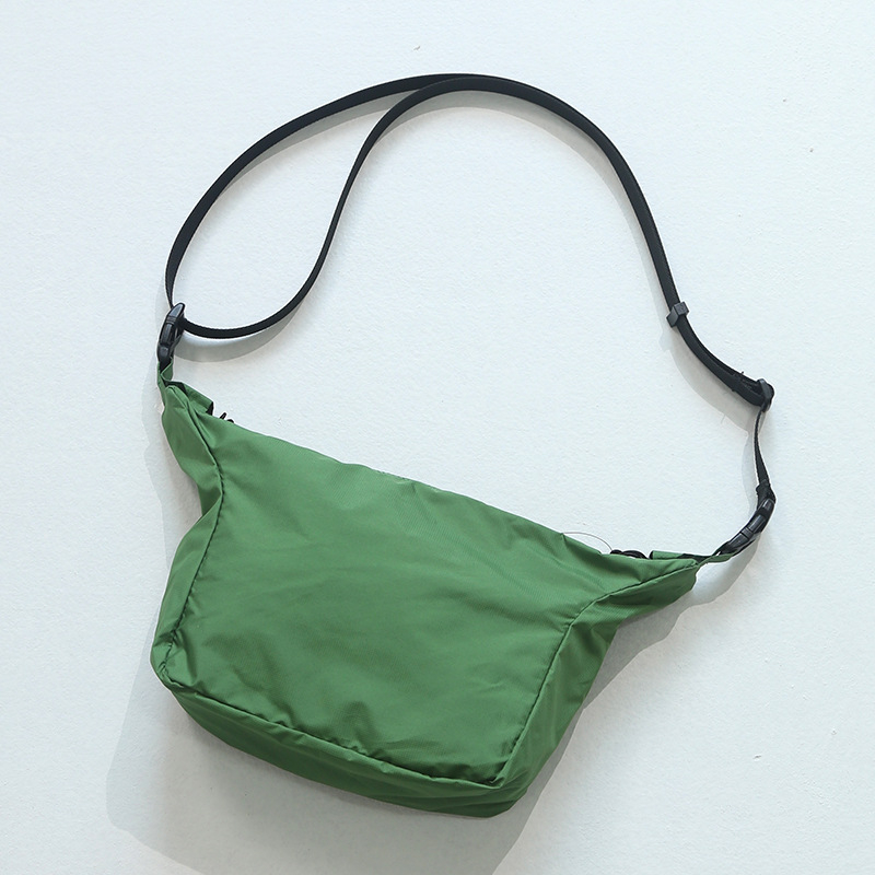 Muška crossbody torba od najlona; otporna na habanje; uzorak: slovo; podstava: poliester