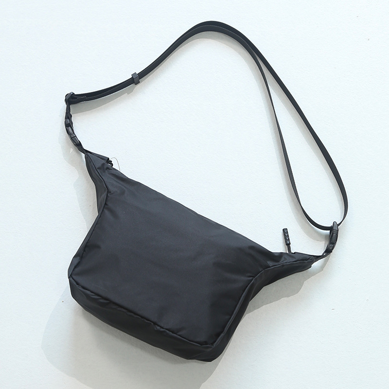 Muška crossbody torba od najlona; otporna na habanje; uzorak: slovo; podstava: poliester
