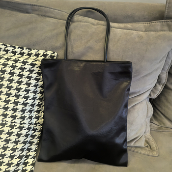 Ženska svilenkasta torba preko ramena, kibiro veida forma, zatvaranje kopčom, džep za kameru, podstava od platna