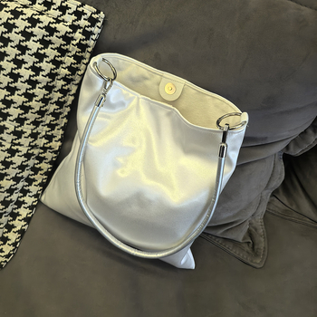 Ženska svilenkasta torba preko ramena, kibiro veida forma, zatvaranje kopčom, džep za kameru, podstava od platna