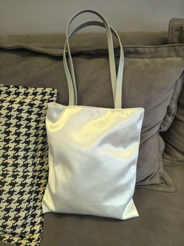 Ženska svilenkasta torba preko ramena, kibiro veida forma, zatvaranje kopčom, džep za kameru, podstava od platna