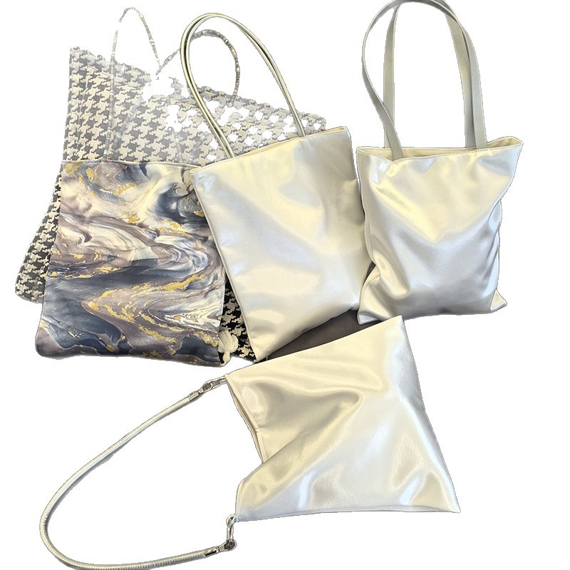 Ženska svilenkasta torba preko ramena, kibiro veida forma, zatvaranje kopčom, džep za kameru, podstava od platna