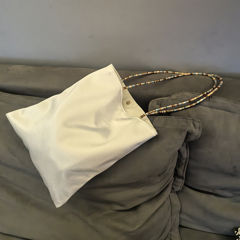 Ženska svilenkasta torba preko ramena, kibiro veida forma, zatvaranje kopčom, džep za kameru, podstava od platna