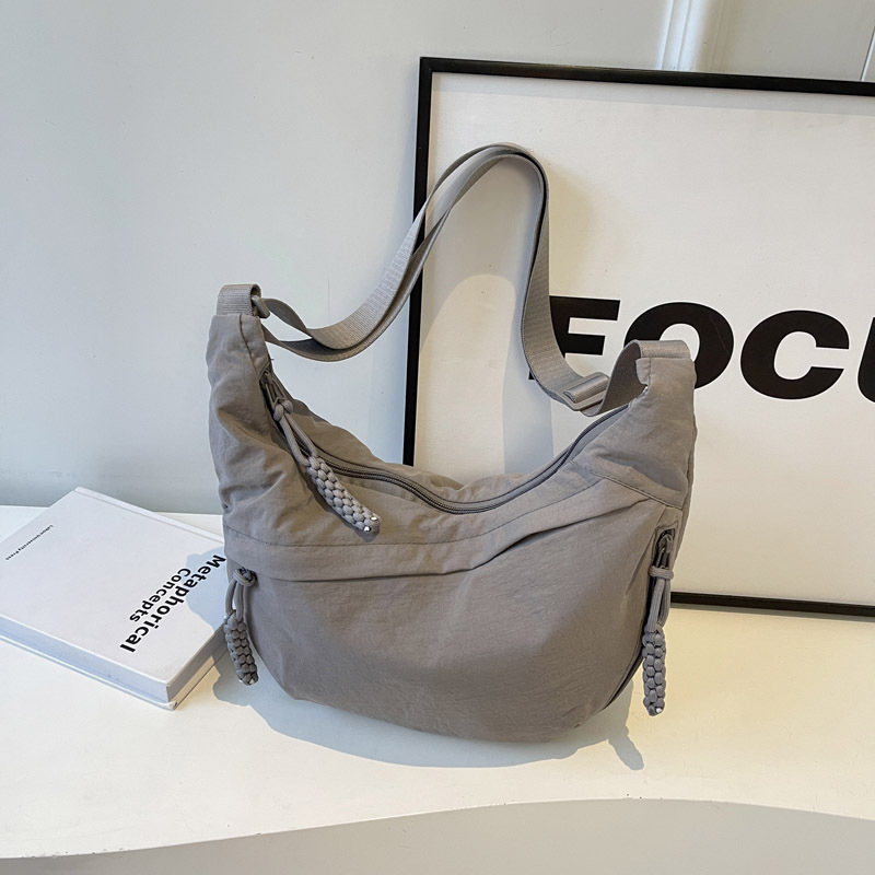 Ženska dumpling torba — najlonska crossbody torba, dumpling oblik, zatvarač, skriveni džep sa zatvaračem, džep za telefon