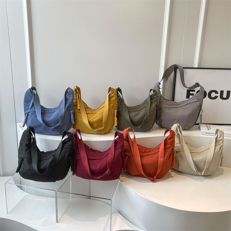 Ženska dumpling torba — najlonska crossbody torba, dumpling oblik, zatvarač, skriveni džep sa zatvaračem, džep za telefon