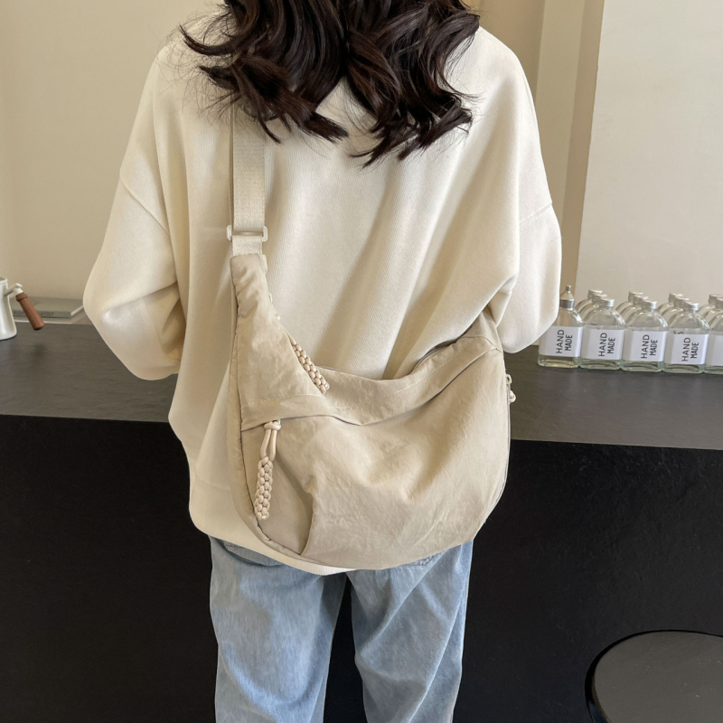Ženska dumpling torba — najlonska crossbody torba, dumpling oblik, zatvarač, skriveni džep sa zatvaračem, džep za telefon
