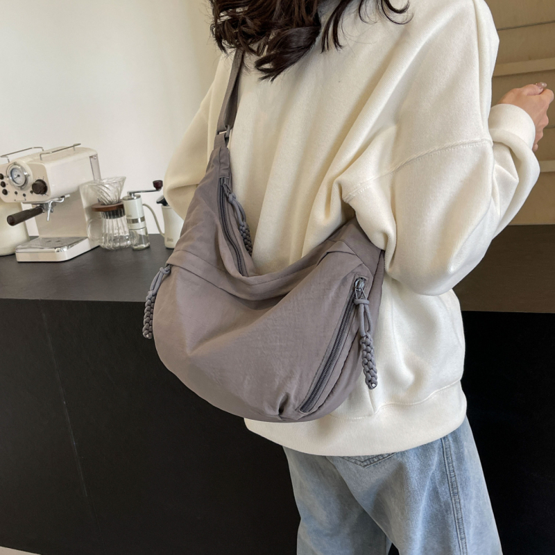 Ženska dumpling torba — najlonska crossbody torba, dumpling oblik, zatvarač, skriveni džep sa zatvaračem, džep za telefon