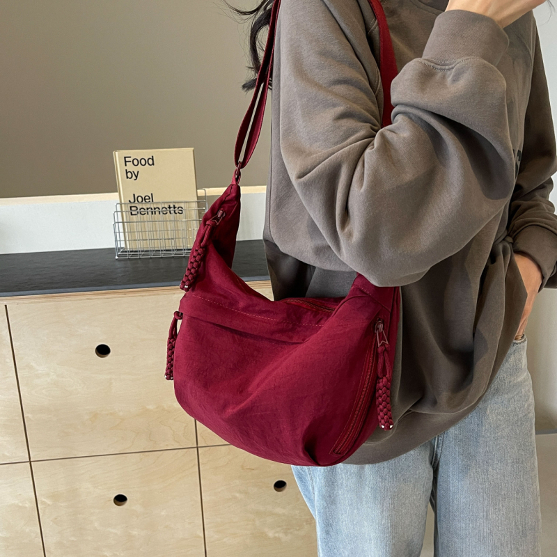 Ženska dumpling torba — najlonska crossbody torba, dumpling oblik, zatvarač, skriveni džep sa zatvaračem, džep za telefon
