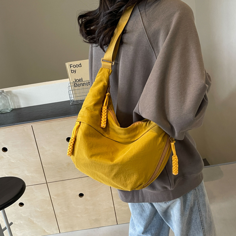Ženska dumpling torba — najlonska crossbody torba, dumpling oblik, zatvarač, skriveni džep sa zatvaračem, džep za telefon