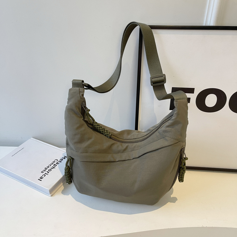 Ženska dumpling torba — najlonska crossbody torba, dumpling oblik, zatvarač, skriveni džep sa zatvaračem, džep za telefon