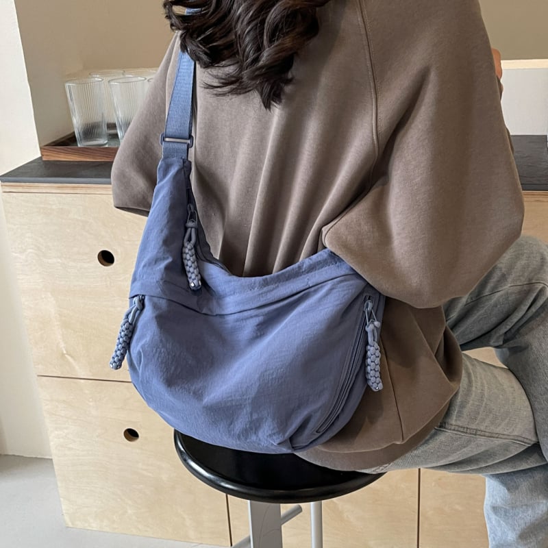 Ženska dumpling torba — najlonska crossbody torba, dumpling oblik, zatvarač, skriveni džep sa zatvaračem, džep za telefon