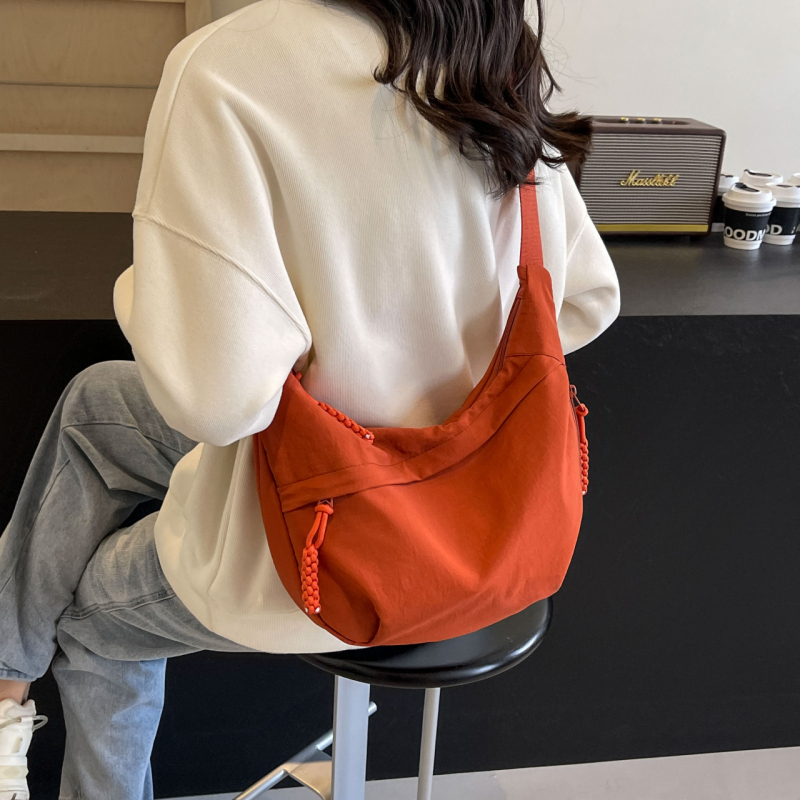 Ženska dumpling torba — najlonska crossbody torba, dumpling oblik, zatvarač, skriveni džep sa zatvaračem, džep za telefon