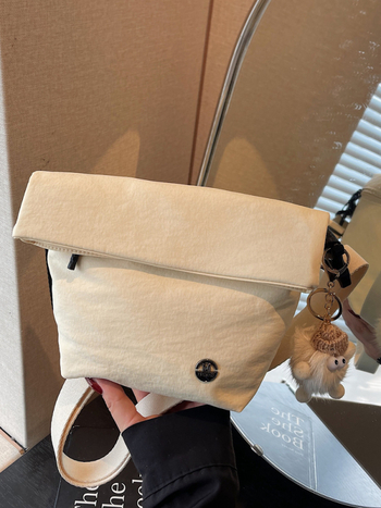 Ženska crossbody bucket torbica — gradski minimalistički stil, tekstilni materijal, zatvaranje zipom, poliester podstava, unutarnji džepovi: džep na zatvarač, džep za telefon, džep za dokumente (Jesen 2025)