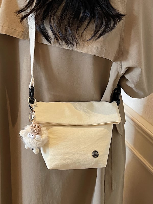 Ženska crossbody bucket torbica — gradski minimalistički stil, tekstilni materijal, zatvaranje zipom, poliester podstava, unutarnji džepovi: džep na zatvarač, džep za telefon, džep za dokumente (Jesen 2025)