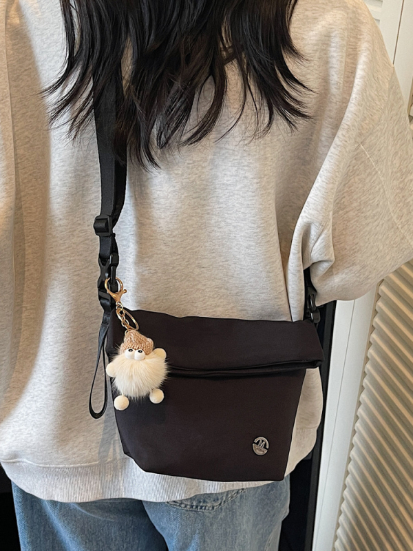 Ženska crossbody bucket torbica — gradski minimalistički stil, tekstilni materijal, zatvaranje zipom, poliester podstava, unutarnji džepovi: džep na zatvarač, džep za telefon, džep za dokumente (Jesen 2025)