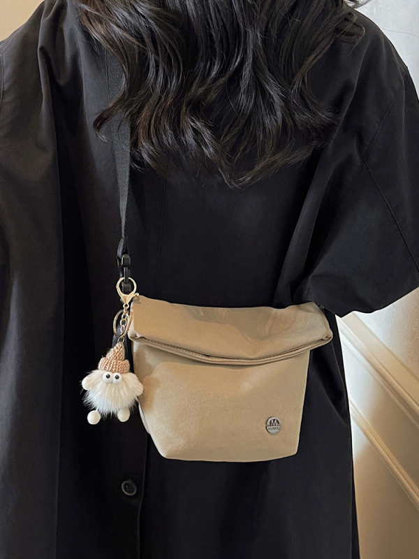 Ženska crossbody bucket torbica — gradski minimalistički stil, tekstilni materijal, zatvaranje zipom, poliester podstava, unutarnji džepovi: džep na zatvarač, džep za telefon, džep za dokumente (Jesen 2025)