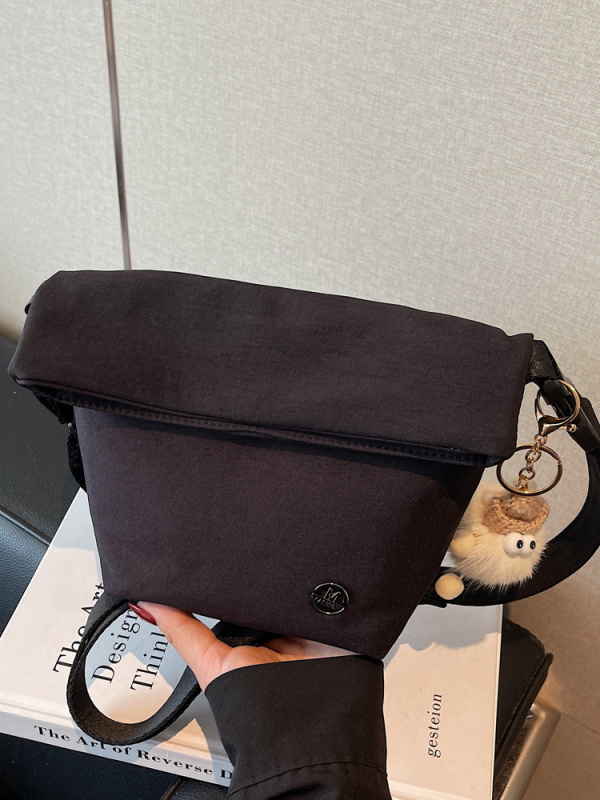 Ženska crossbody bucket torbica — gradski minimalistički stil, tekstilni materijal, zatvaranje zipom, poliester podstava, unutarnji džepovi: džep na zatvarač, džep za telefon, džep za dokumente (Jesen 2025)