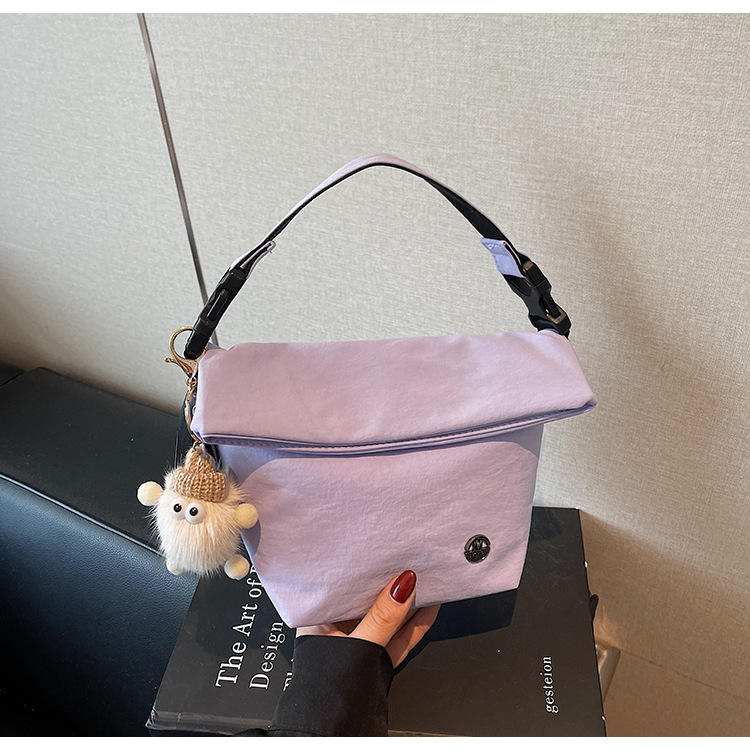 Ženska crossbody bucket torbica — gradski minimalistički stil, tekstilni materijal, zatvaranje zipom, poliester podstava, unutarnji džepovi: džep na zatvarač, džep za telefon, džep za dokumente (Jesen 2025)