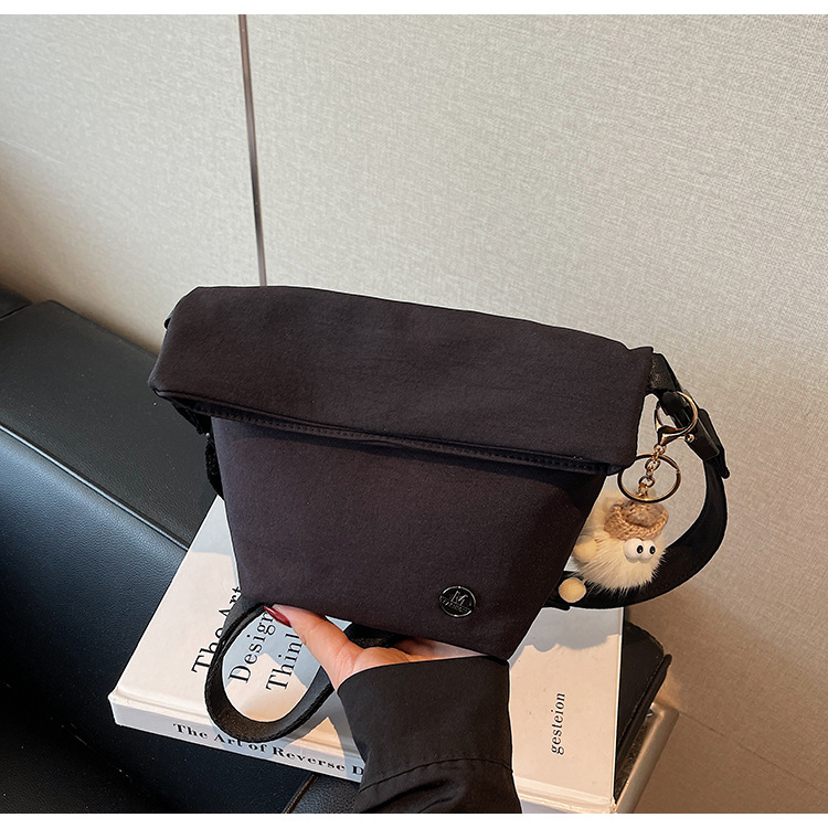 Ženska crossbody bucket torbica — gradski minimalistički stil, tekstilni materijal, zatvaranje zipom, poliester podstava, unutarnji džepovi: džep na zatvarač, džep za telefon, džep za dokumente (Jesen 2025)