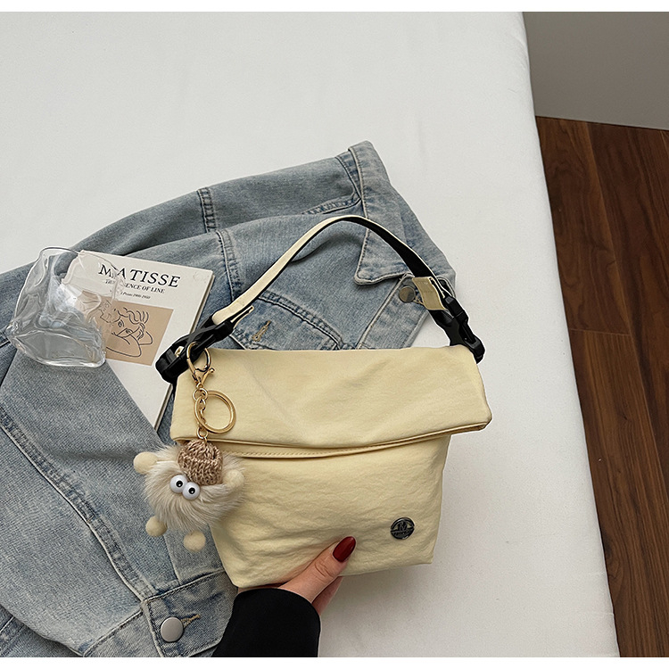 Ženska crossbody bucket torbica — gradski minimalistički stil, tekstilni materijal, zatvaranje zipom, poliester podstava, unutarnji džepovi: džep na zatvarač, džep za telefon, džep za dokumente (Jesen 2025)