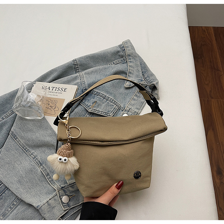 Ženska crossbody bucket torbica — gradski minimalistički stil, tekstilni materijal, zatvaranje zipom, poliester podstava, unutarnji džepovi: džep na zatvarač, džep za telefon, džep za dokumente (Jesen 2025)