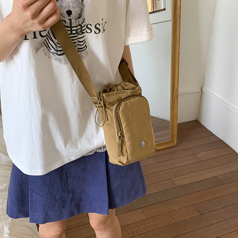 EARE unisex nylon crossbody torba, džep za bocu vode, vertikalni kvadratni oblik, otvaranje šniranjem, unutarnji džep na zip, džep za telefon i ID, jedna naramenica