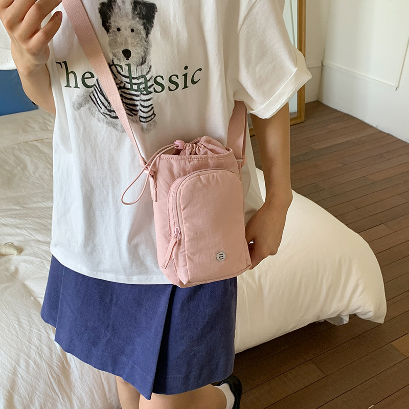 EARE unisex nylon crossbody torba, džep za bocu vode, vertikalni kvadratni oblik, otvaranje šniranjem, unutarnji džep na zip, džep za telefon i ID, jedna naramenica