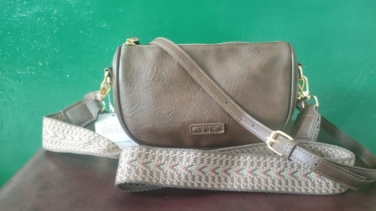 PU crossbody torba u obliku horizontalnog kvadrata, džep sa zatvaračem iznutra i džep za mobitel, podstava od poliester