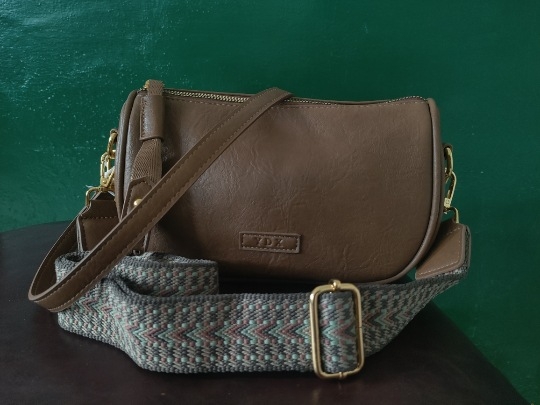 PU crossbody torba u obliku horizontalnog kvadrata, džep sa zatvaračem iznutra i džep za mobitel, podstava od poliester