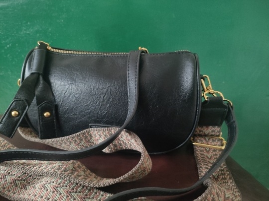 PU crossbody torba u obliku horizontalnog kvadrata, džep sa zatvaračem iznutra i džep za mobitel, podstava od poliester