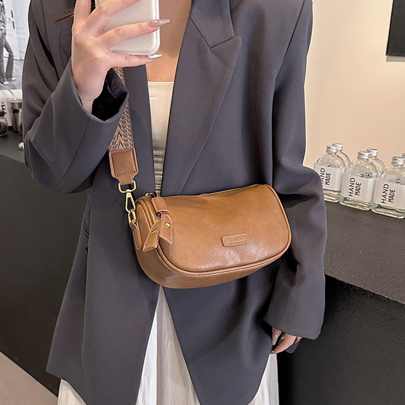 PU crossbody torba u obliku horizontalnog kvadrata, džep sa zatvaračem iznutra i džep za mobitel, podstava od poliester