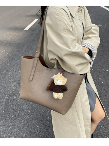 Crossbody torba s oblikom kante – PU koža, urbani minimalistizam, magnetska kopča, unutarnji pretinci: džep sa zipom, džep za telefon, džep za dokumente i džep za kameru