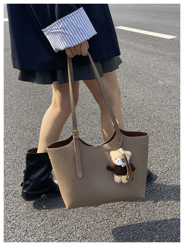 Crossbody torba s oblikom kante – PU koža, urbani minimalistizam, magnetska kopča, unutarnji pretinci: džep sa zipom, džep za telefon, džep za dokumente i džep za kameru