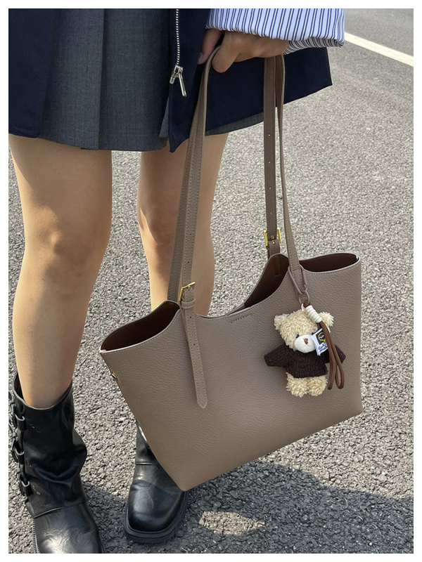 Crossbody torba s oblikom kante – PU koža, urbani minimalistizam, magnetska kopča, unutarnji pretinci: džep sa zipom, džep za telefon, džep za dokumente i džep za kameru