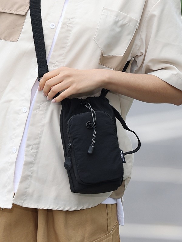 Nylon telefon tok húzózsinóros nyitással, függőleges négyzet alakú forma, belső cipzáras rekesz, pamut bélés - uniszex