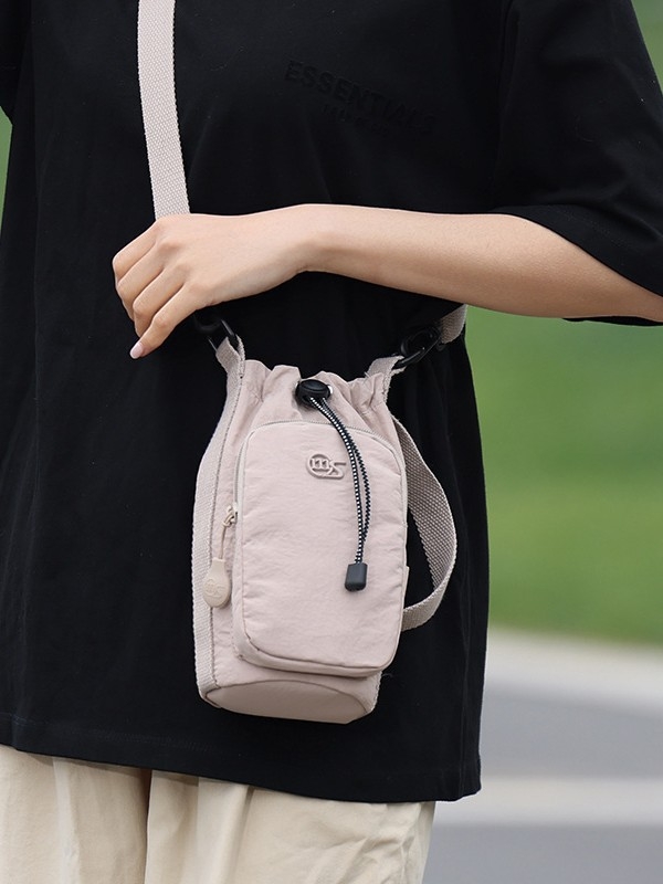 Nylon telefon tok húzózsinóros nyitással, függőleges négyzet alakú forma, belső cipzáras rekesz, pamut bélés - uniszex