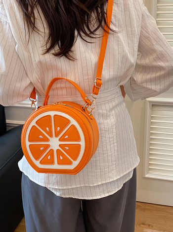 PU keresztpántos táska, kis négyzetes dizájn, ovális forma, cipzáras nyitás, belső cipzáras zseb, poliészter bélés, 2025 tavaszi debütálás, Termékszám 3020