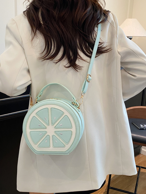 PU keresztpántos táska, kis négyzetes dizájn, ovális forma, cipzáras nyitás, belső cipzáras zseb, poliészter bélés, 2025 tavaszi debütálás, Termékszám 3020