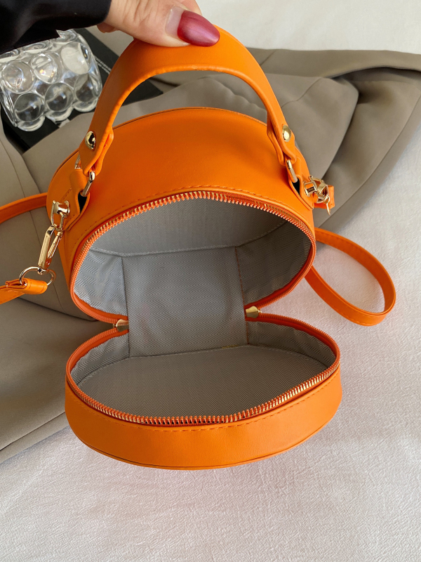 PU keresztpántos táska, kis négyzetes dizájn, ovális forma, cipzáras nyitás, belső cipzáras zseb, poliészter bélés, 2025 tavaszi debütálás, Termékszám 3020