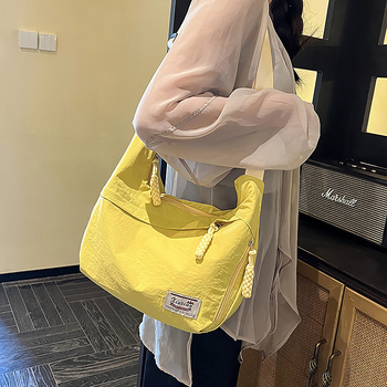 Nylon dumpling alakú crossbody táska, cipzárral, telefontartó zsebbel, poliészter bélés, egyetlen vállpánt