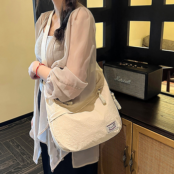 Nylon dumpling alakú crossbody táska, cipzárral, telefontartó zsebbel, poliészter bélés, egyetlen vállpánt