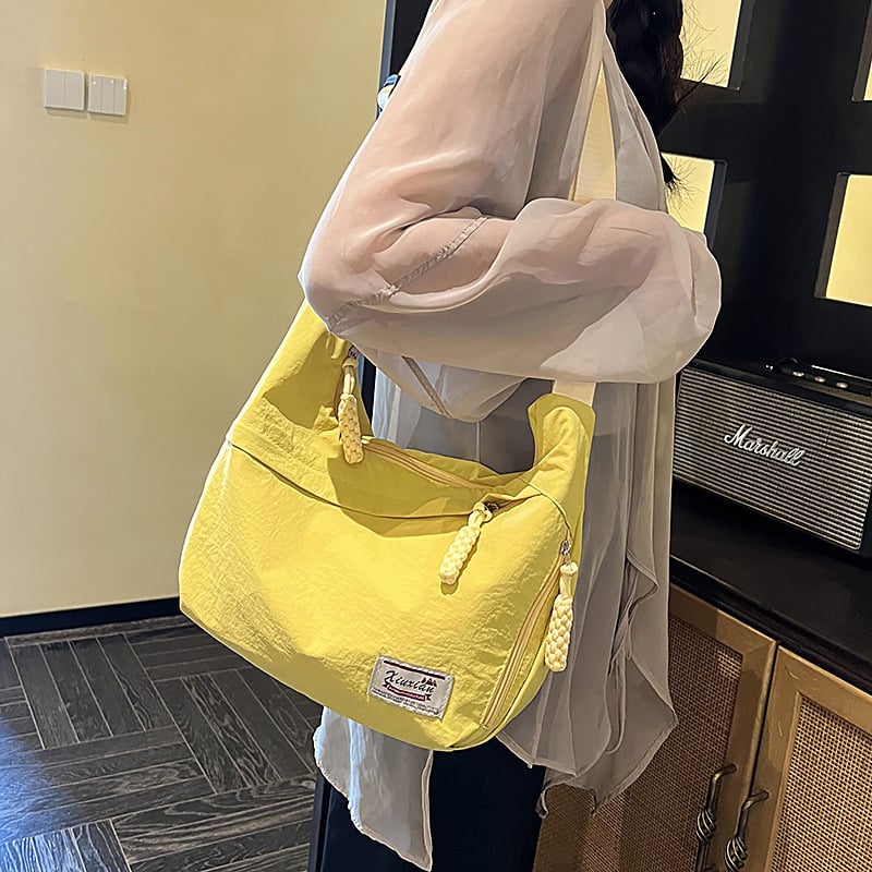 Nylon dumpling alakú crossbody táska, cipzárral, telefontartó zsebbel, poliészter bélés, egyetlen vállpánt