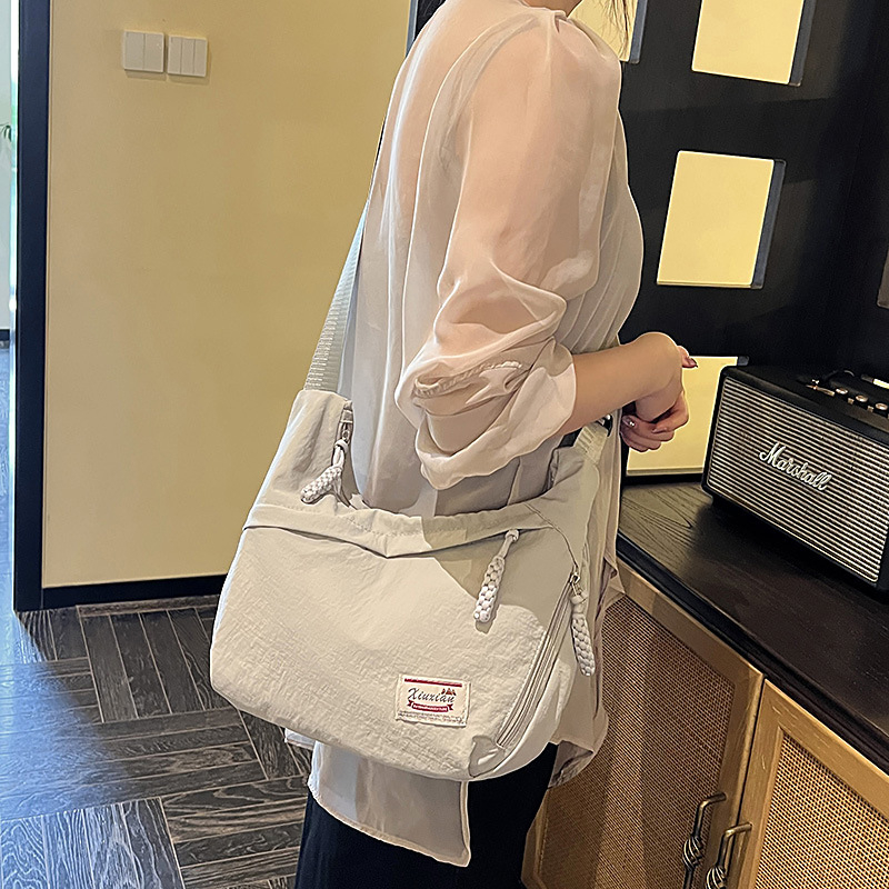 Nylon dumpling alakú crossbody táska, cipzárral, telefontartó zsebbel, poliészter bélés, egyetlen vállpánt