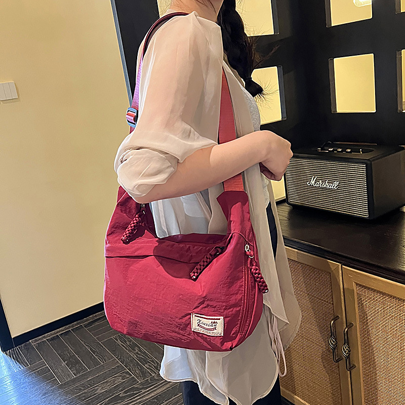 Nylon dumpling alakú crossbody táska, cipzárral, telefontartó zsebbel, poliészter bélés, egyetlen vállpánt