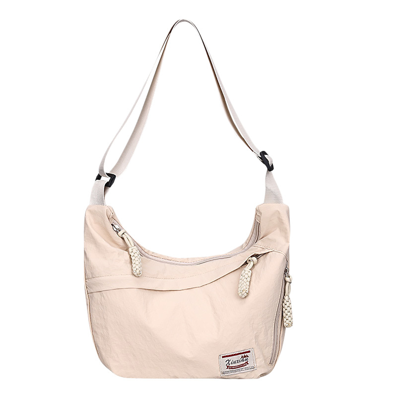 Nylon dumpling alakú crossbody táska, cipzárral, telefontartó zsebbel, poliészter bélés, egyetlen vállpánt
